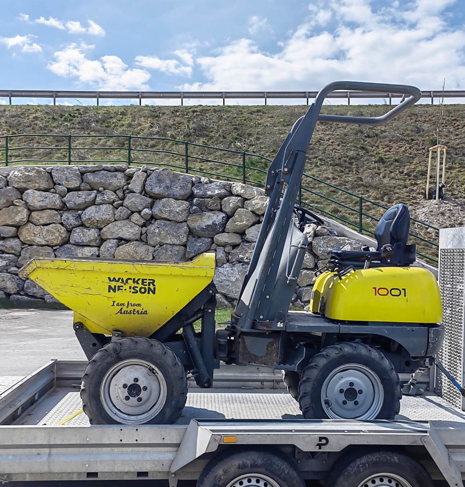 BMK Baumaschinen Services - Wacker Neuson 1001 Minidumper für effiziente Materialbewegung auf der Baustelle in Wien und Niederösterreich