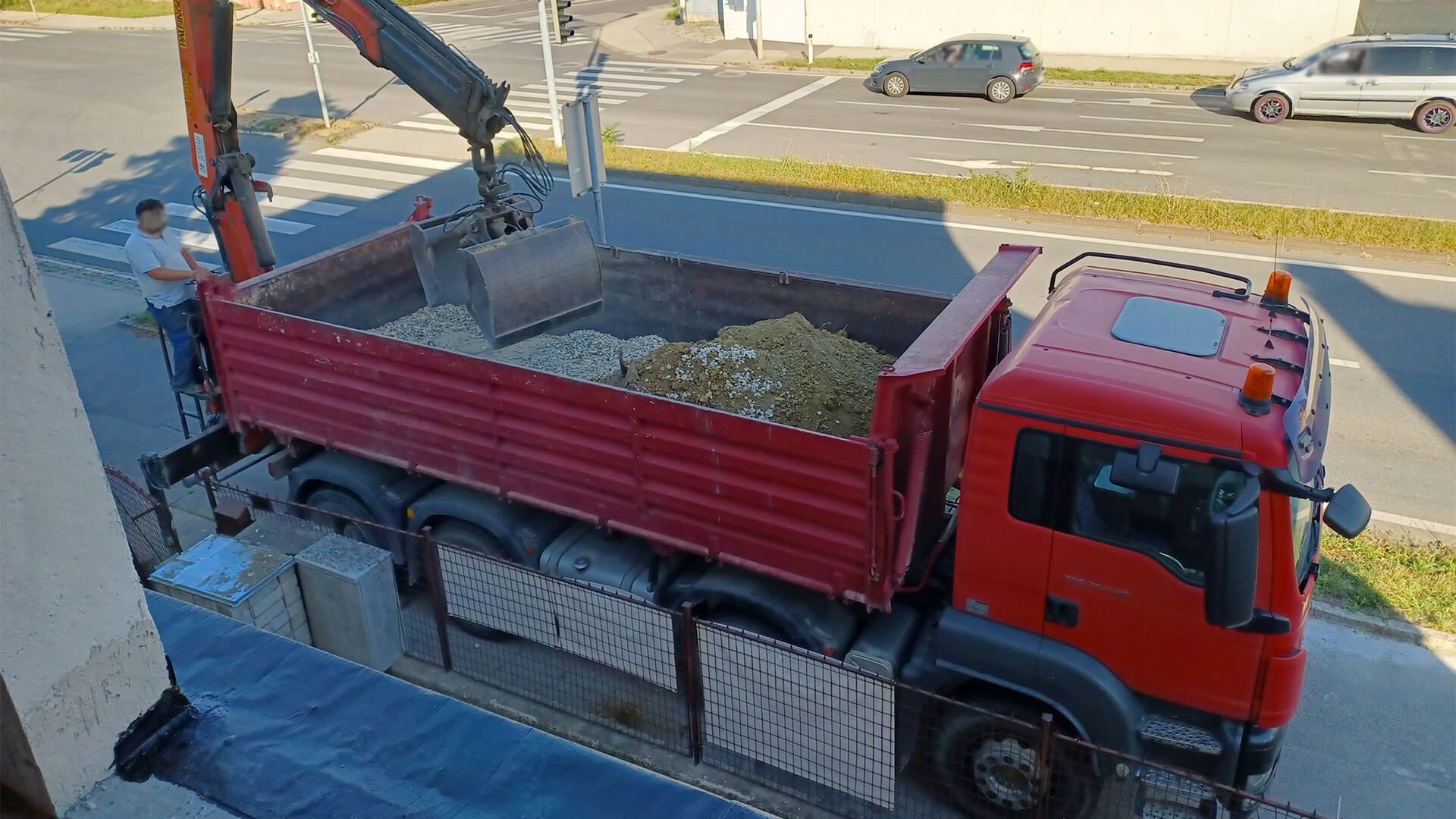 BMK Baumaschinen Services - Erdarbeiten und Kranarbeiten mit einem LKW auf der Baustelle in Wien und Niederösterreich